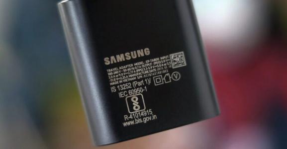 Đây là thời điểm thích hợp để Samsung bán điện thoại không kèm bộ sạc?