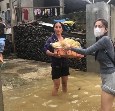 Thủy Tiên, Làm tự thiện, lũ lụt miền Trung