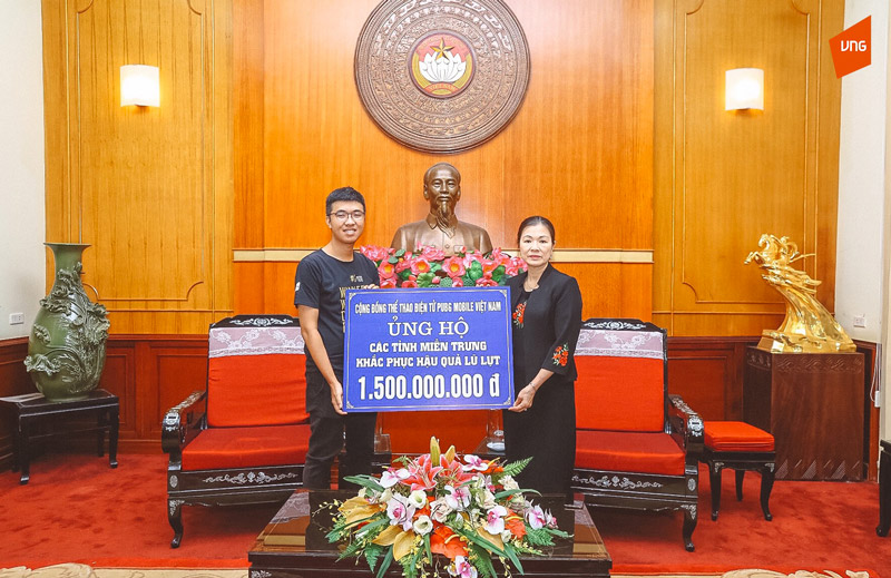 Đại diện TW MTTQ VN – bà Trương Thị Ngọc Ánh tiếp nhận 1,5 tỷ đồng từ Cộng đồng Bộ môn thể thao điện tử PUBG Mobile Việt Nam