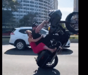 Video clip đôi nam nữ đầu trần bốc đầu Harley-Davidson
