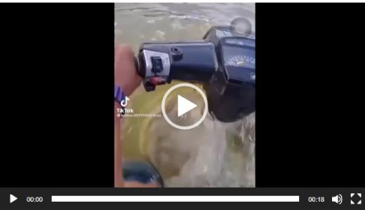 Video xe Dream vẫn băng băng dù nước ngập đến đầu xe