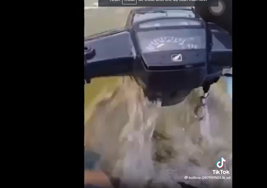 Video xe Dream lội nước ngập gần đầu xe
