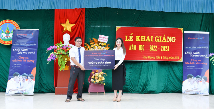 Bà Trần Thị Thu Hằng - Chủ tịch HĐQT Ngân hàng Kiên Long đại diện trao tặng Phòng máy tính cho Ban Lãnh đạo trường PTDTBT THCS Trung SThượng