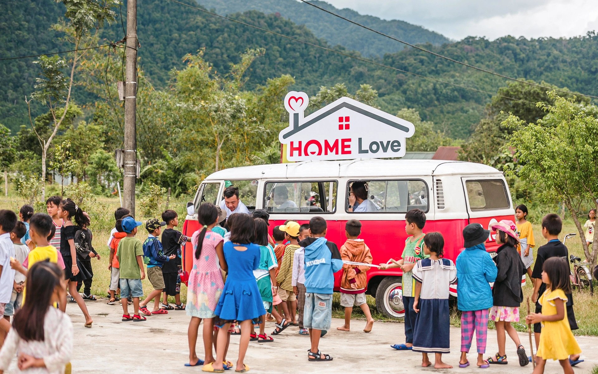 Chuyến xe Home Love tháng 9 của Home Credit đến với các em nhỏ có hoàn cảnh khó khăn tại A Lưới, tỉnh Thừa Thiên - Huế.