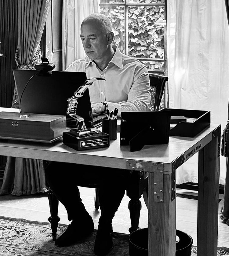 Jeff Bezos, Amazon, bàn tự chế, bàn cánh cửa, văn hóa tiết kiệm